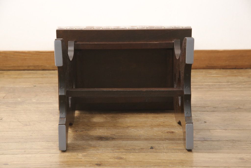 椅子を綺麗に再生!座面のクッション材を交換し、張地を張り替え。元の木色をベースに着色仕上げ。