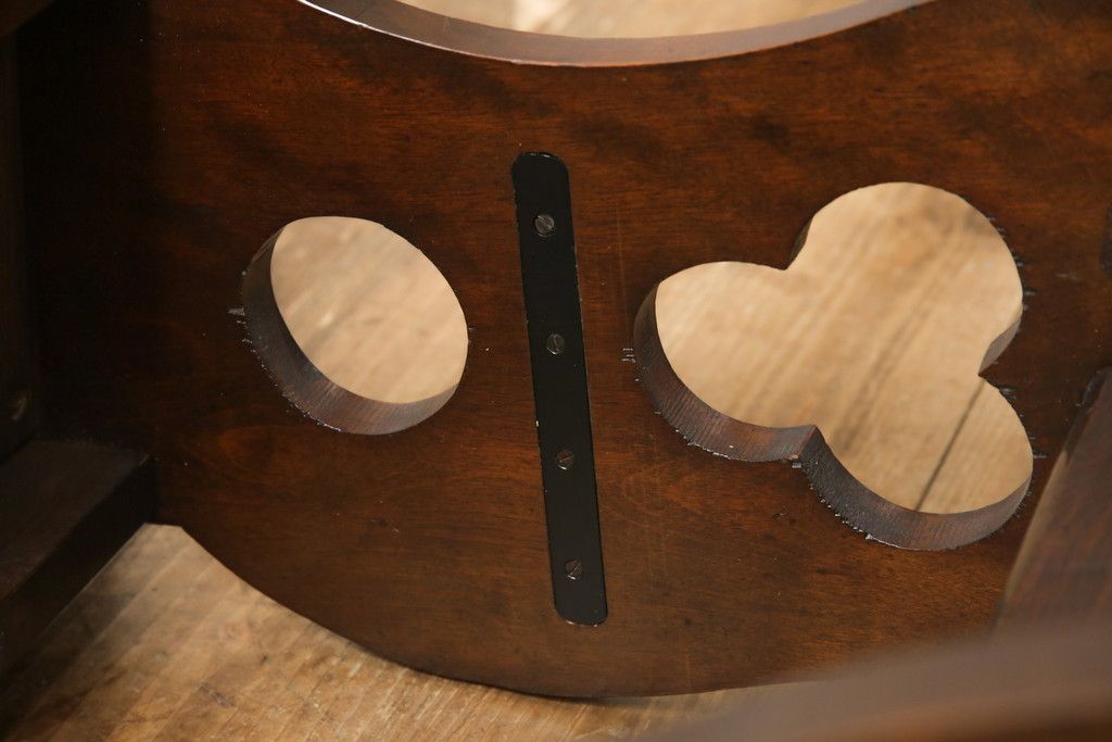 椅子を綺麗に再生!座面のクッション材を交換し、張地を張り替え。元の木色をベースに着色仕上げ。