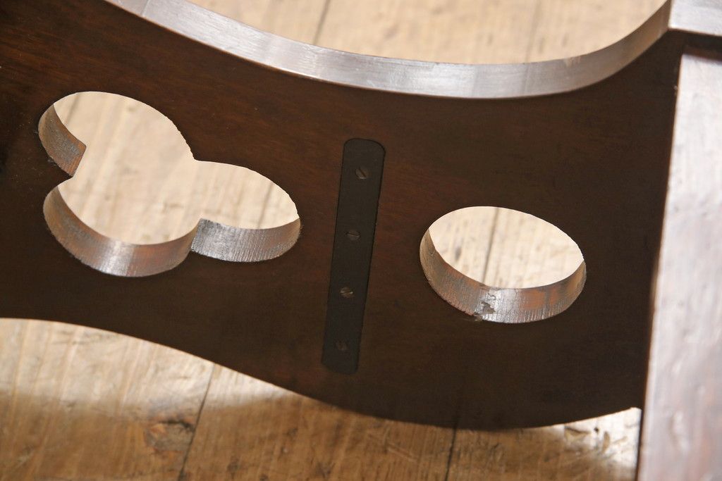 椅子を綺麗に再生!座面のクッション材を交換し、張地を張り替え。元の木色をベースに着色仕上げ。