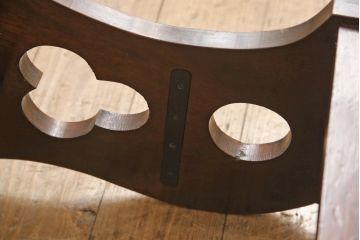 椅子を綺麗に再生!座面のクッション材を交換し、張地を張り替え。元の木色をベースに着色仕上げ。