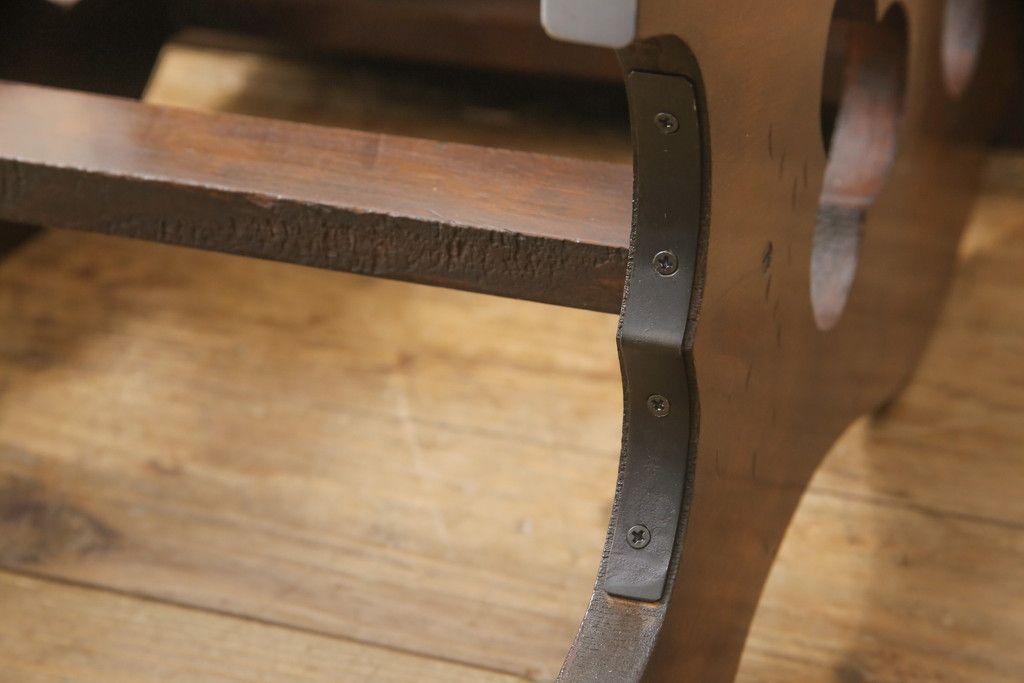 椅子を綺麗に再生!座面のクッション材を交換し、張地を張り替え。元の木色をベースに着色仕上げ。