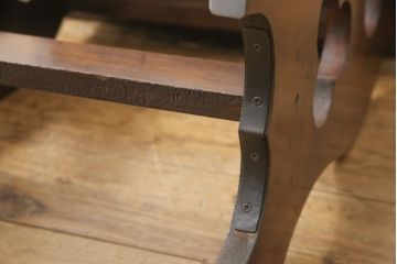 椅子を綺麗に再生!座面のクッション材を交換し、張地を張り替え。元の木色をベースに着色仕上げ。