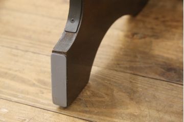 椅子を綺麗に再生!座面のクッション材を交換し、張地を張り替え。元の木色をベースに着色仕上げ。