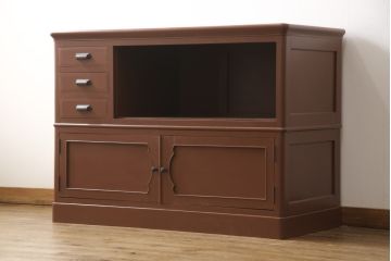 婚礼箪笥をローボードにリメイク!小さな引き出しの上部でカットし、天板を移設。引き出しの右側はオープン仕様に変更。下部は引き出しを撤去し、観音開きの扉を付けた収納に加工。シナモンブラウンにペイント仕上げ。