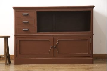 婚礼箪笥をローボードにリメイク!小さな引き出しの上部でカットし、天板を移設。引き出しの右側はオープン仕様に変更。下部は引き出しを撤去し、観音開きの扉を付けた収納に加工。シナモンブラウンにペイント仕上げ。