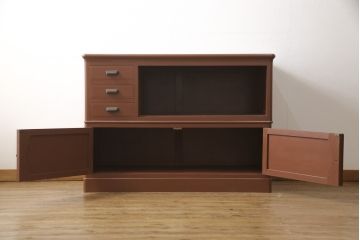 婚礼箪笥をローボードにリメイク!小さな引き出しの上部でカットし、天板を移設。引き出しの右側はオープン仕様に変更。下部は引き出しを撤去し、観音開きの扉を付けた収納に加工。シナモンブラウンにペイント仕上げ。