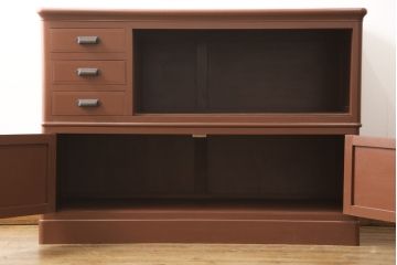 婚礼箪笥をローボードにリメイク!小さな引き出しの上部でカットし、天板を移設。引き出しの右側はオープン仕様に変更。下部は引き出しを撤去し、観音開きの扉を付けた収納に加工。シナモンブラウンにペイント仕上げ。