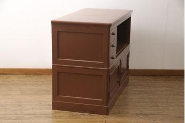 婚礼箪笥をローボードにリメイク!小さな引き出しの上部でカットし、天板を移設。引き出しの右側はオープン仕様に変更。下部は引き出しを撤去し、観音開きの扉を付けた収納に加工。シナモンブラウンにペイント仕上げ。