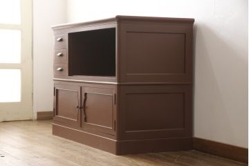 婚礼箪笥をローボードにリメイク!小さな引き出しの上部でカットし、天板を移設。引き出しの右側はオープン仕様に変更。下部は引き出しを撤去し、観音開きの扉を付けた収納に加工。シナモンブラウンにペイント仕上げ。