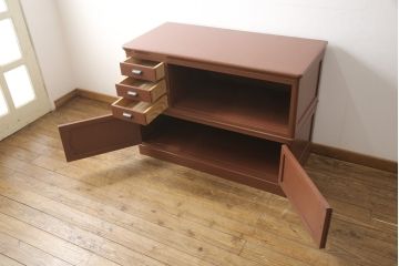 婚礼箪笥をローボードにリメイク!小さな引き出しの上部でカットし、天板を移設。引き出しの右側はオープン仕様に変更。下部は引き出しを撤去し、観音開きの扉を付けた収納に加工。シナモンブラウンにペイント仕上げ。