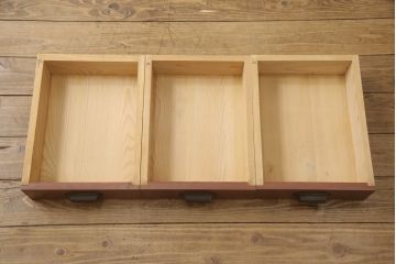 婚礼箪笥をローボードにリメイク!小さな引き出しの上部でカットし、天板を移設。引き出しの右側はオープン仕様に変更。下部は引き出しを撤去し、観音開きの扉を付けた収納に加工。シナモンブラウンにペイント仕上げ。