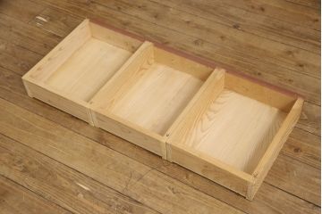 婚礼箪笥をローボードにリメイク!小さな引き出しの上部でカットし、天板を移設。引き出しの右側はオープン仕様に変更。下部は引き出しを撤去し、観音開きの扉を付けた収納に加工。シナモンブラウンにペイント仕上げ。