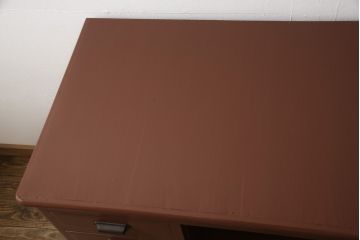 婚礼箪笥をローボードにリメイク!小さな引き出しの上部でカットし、天板を移設。引き出しの右側はオープン仕様に変更。下部は引き出しを撤去し、観音開きの扉を付けた収納に加工。シナモンブラウンにペイント仕上げ。