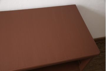 婚礼箪笥をローボードにリメイク!小さな引き出しの上部でカットし、天板を移設。引き出しの右側はオープン仕様に変更。下部は引き出しを撤去し、観音開きの扉を付けた収納に加工。シナモンブラウンにペイント仕上げ。