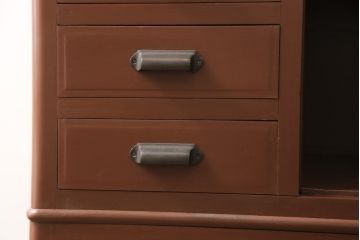 婚礼箪笥をローボードにリメイク!小さな引き出しの上部でカットし、天板を移設。引き出しの右側はオープン仕様に変更。下部は引き出しを撤去し、観音開きの扉を付けた収納に加工。シナモンブラウンにペイント仕上げ。