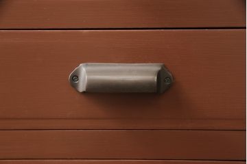 婚礼箪笥をローボードにリメイク!小さな引き出しの上部でカットし、天板を移設。引き出しの右側はオープン仕様に変更。下部は引き出しを撤去し、観音開きの扉を付けた収納に加工。シナモンブラウンにペイント仕上げ。