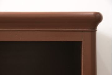 婚礼箪笥をローボードにリメイク!小さな引き出しの上部でカットし、天板を移設。引き出しの右側はオープン仕様に変更。下部は引き出しを撤去し、観音開きの扉を付けた収納に加工。シナモンブラウンにペイント仕上げ。