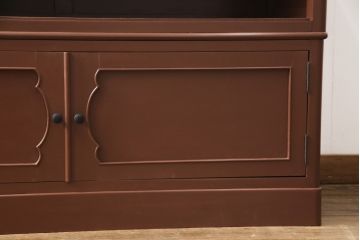 婚礼箪笥をローボードにリメイク!小さな引き出しの上部でカットし、天板を移設。引き出しの右側はオープン仕様に変更。下部は引き出しを撤去し、観音開きの扉を付けた収納に加工。シナモンブラウンにペイント仕上げ。