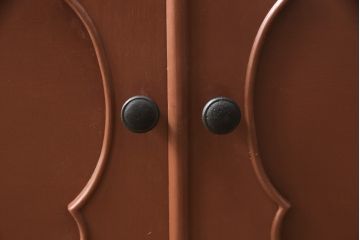 婚礼箪笥をローボードにリメイク!小さな引き出しの上部でカットし、天板を移設。引き出しの右側はオープン仕様に変更。下部は引き出しを撤去し、観音開きの扉を付けた収納に加工。シナモンブラウンにペイント仕上げ。