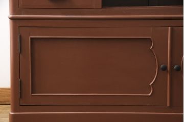 婚礼箪笥をローボードにリメイク!小さな引き出しの上部でカットし、天板を移設。引き出しの右側はオープン仕様に変更。下部は引き出しを撤去し、観音開きの扉を付けた収納に加工。シナモンブラウンにペイント仕上げ。