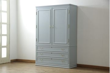 洋服箪笥をペイントリメイク!高品質リペアを施し、扉と引き出しの取っ手を交換。外側のみブルーグレーにペイント仕上げ。