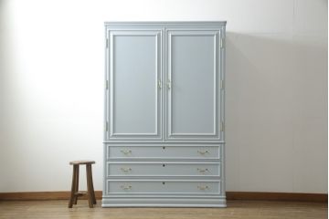 洋服箪笥をペイントリメイク!高品質リペアを施し、扉と引き出しの取っ手を交換。外側のみブルーグレーにペイント仕上げ。