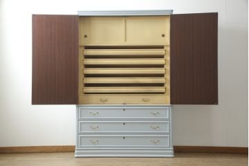 洋服箪笥をペイントリメイク!高品質リペアを施し、扉と引き出しの取っ手を交換。外側のみブルーグレーにペイント仕上げ。