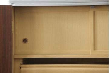 洋服箪笥をペイントリメイク!高品質リペアを施し、扉と引き出しの取っ手を交換。外側のみブルーグレーにペイント仕上げ。