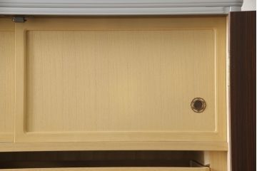 洋服箪笥をペイントリメイク!高品質リペアを施し、扉と引き出しの取っ手を交換。外側のみブルーグレーにペイント仕上げ。