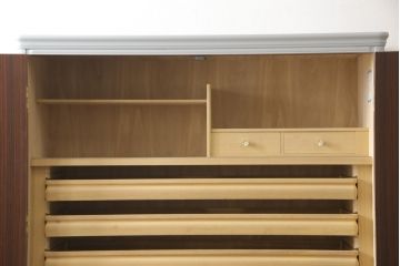 洋服箪笥をペイントリメイク!高品質リペアを施し、扉と引き出しの取っ手を交換。外側のみブルーグレーにペイント仕上げ。