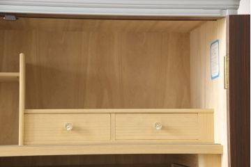洋服箪笥をペイントリメイク!高品質リペアを施し、扉と引き出しの取っ手を交換。外側のみブルーグレーにペイント仕上げ。