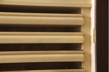 洋服箪笥をペイントリメイク!高品質リペアを施し、扉と引き出しの取っ手を交換。外側のみブルーグレーにペイント仕上げ。