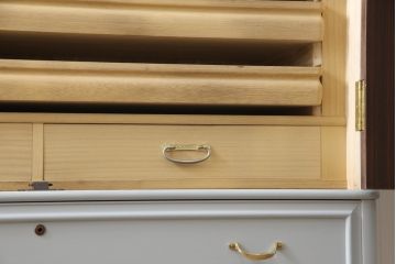 洋服箪笥をペイントリメイク!高品質リペアを施し、扉と引き出しの取っ手を交換。外側のみブルーグレーにペイント仕上げ。