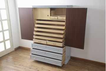 洋服箪笥をペイントリメイク!高品質リペアを施し、扉と引き出しの取っ手を交換。外側のみブルーグレーにペイント仕上げ。