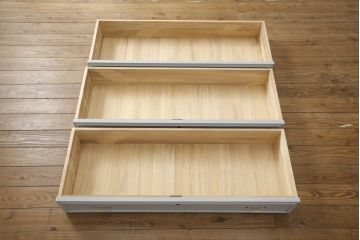 洋服箪笥をペイントリメイク!高品質リペアを施し、扉と引き出しの取っ手を交換。外側のみブルーグレーにペイント仕上げ。