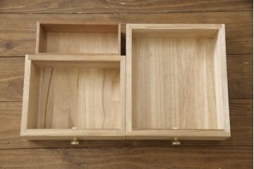 洋服箪笥をペイントリメイク!高品質リペアを施し、扉と引き出しの取っ手を交換。外側のみブルーグレーにペイント仕上げ。