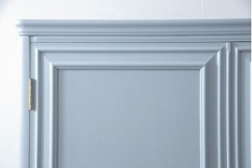 洋服箪笥をペイントリメイク!高品質リペアを施し、扉と引き出しの取っ手を交換。外側のみブルーグレーにペイント仕上げ。