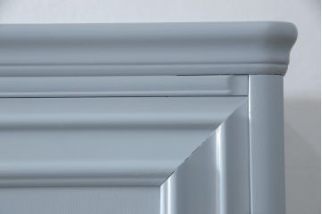 洋服箪笥をペイントリメイク!高品質リペアを施し、扉と引き出しの取っ手を交換。外側のみブルーグレーにペイント仕上げ。