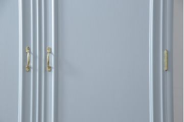 洋服箪笥をペイントリメイク!高品質リペアを施し、扉と引き出しの取っ手を交換。外側のみブルーグレーにペイント仕上げ。