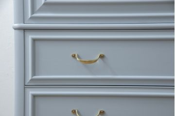 洋服箪笥をペイントリメイク!高品質リペアを施し、扉と引き出しの取っ手を交換。外側のみブルーグレーにペイント仕上げ。
