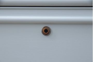 洋服箪笥をペイントリメイク!高品質リペアを施し、扉と引き出しの取っ手を交換。外側のみブルーグレーにペイント仕上げ。