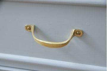 洋服箪笥をペイントリメイク!高品質リペアを施し、扉と引き出しの取っ手を交換。外側のみブルーグレーにペイント仕上げ。