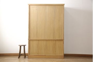 洋服箪笥をペイントリメイク!高品質リペアを施し、扉と引き出しの取っ手を交換。外側のみブルーグレーにペイント仕上げ。