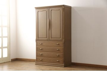 箪笥を綺麗に再生!高品質リペアを施し、天板と足元の幅を中央幅に合わせてカット。