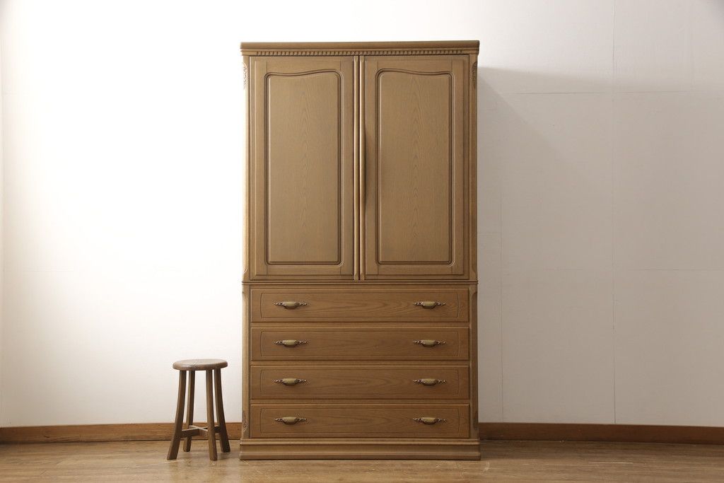 箪笥を綺麗に再生!高品質リペアを施し、天板と足元の幅を中央幅に合わせてカット。