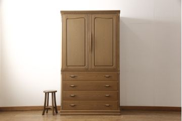 箪笥を綺麗に再生!高品質リペアを施し、天板と足元の幅を中央幅に合わせてカット。