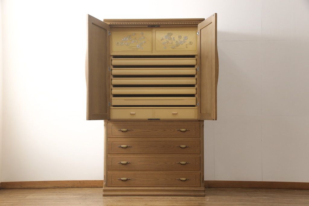 箪笥を綺麗に再生!高品質リペアを施し、天板と足元の幅を中央幅に合わせてカット。