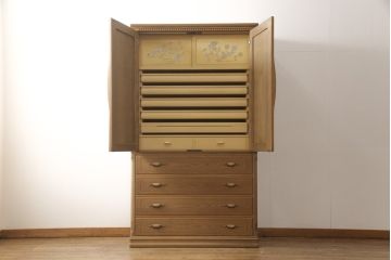 箪笥を綺麗に再生!高品質リペアを施し、天板と足元の幅を中央幅に合わせてカット。