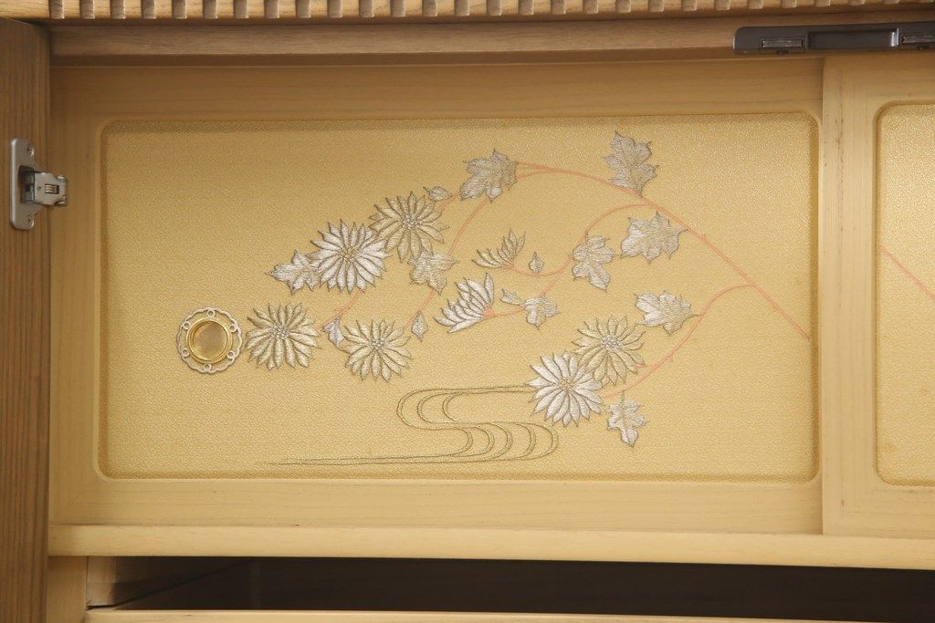 箪笥を綺麗に再生!高品質リペアを施し、天板と足元の幅を中央幅に合わせてカット。