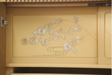 箪笥を綺麗に再生!高品質リペアを施し、天板と足元の幅を中央幅に合わせてカット。